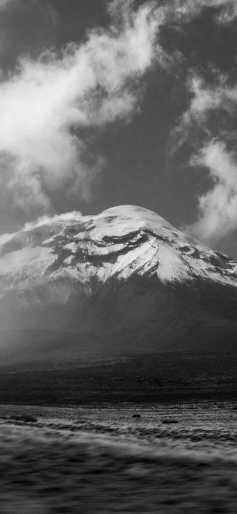 Vista del Volcán Chimborazo en la provincia del mismo nombre, fotografía tomada desde el bus en movimiento en el que viajaba 