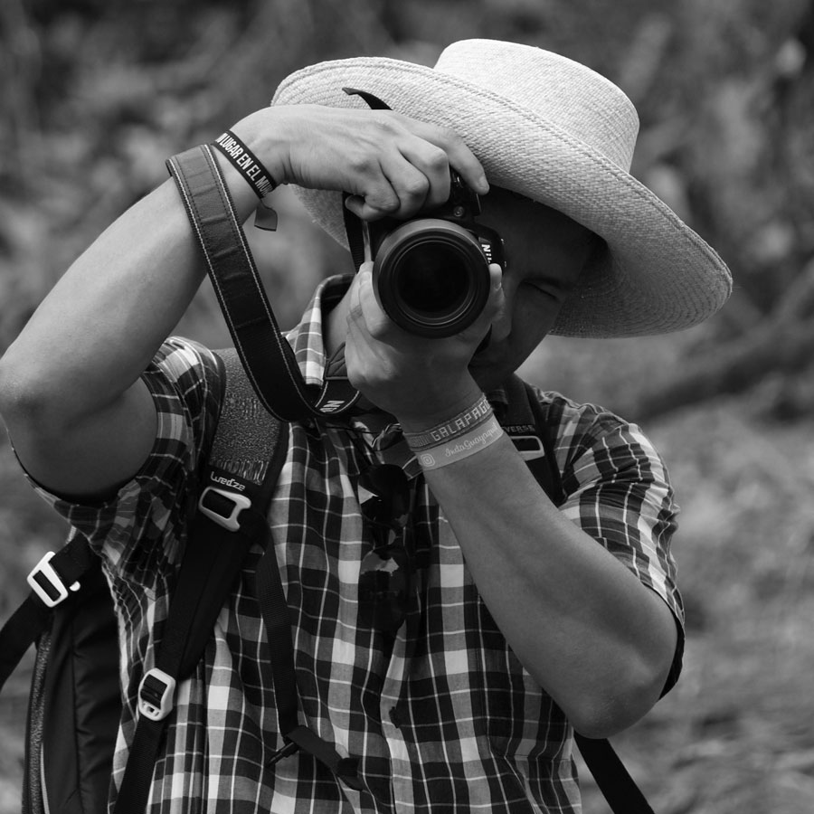 Víctor Macías con cámara en mano y usando sombrero