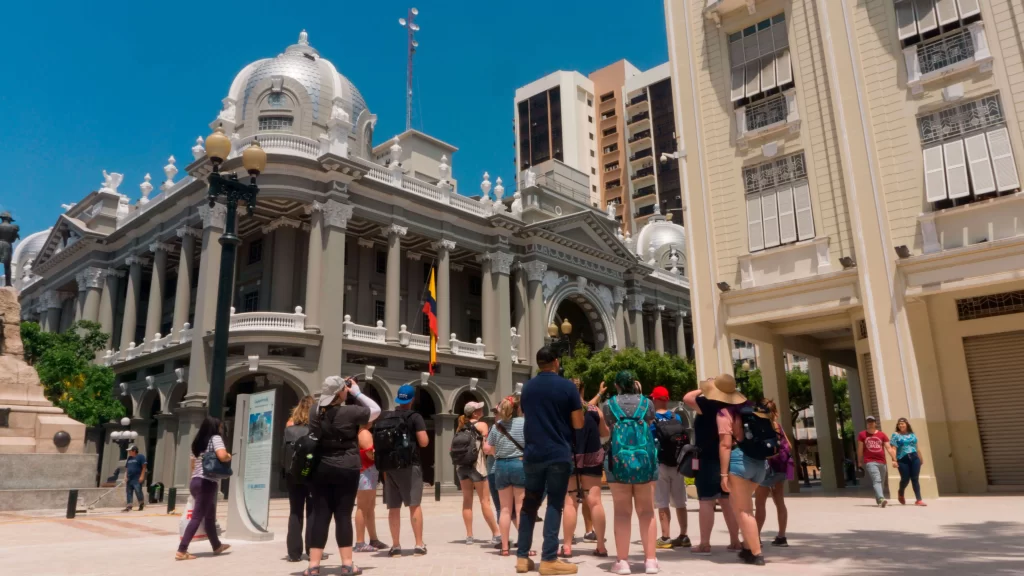 Estudiantes de Nossi en la Plaza de la Adminsitración de Guayaquil Ecuador