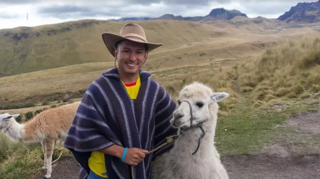 Víctor Macías posando con una llama en el Ruccu Pichincha