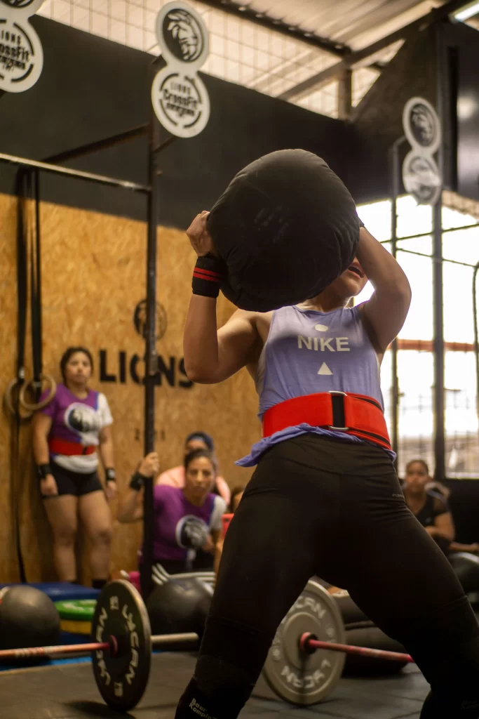 Mujer levantando peso en evento de crossfit