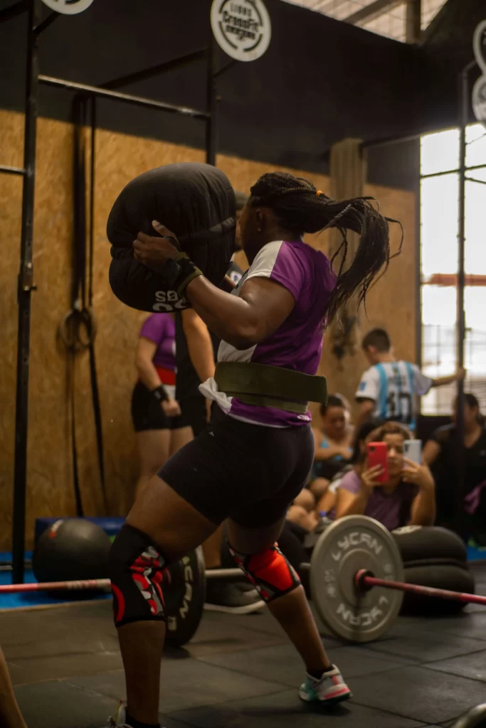 Mujer levantando peso en evento de crossfit