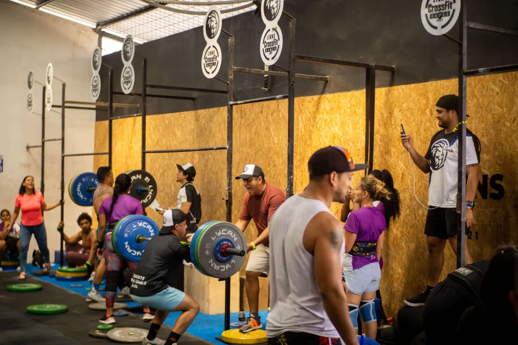 Grupo atletas de crossfit en una competición