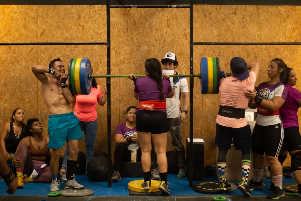 Grupo atletas de crossfit en una competición