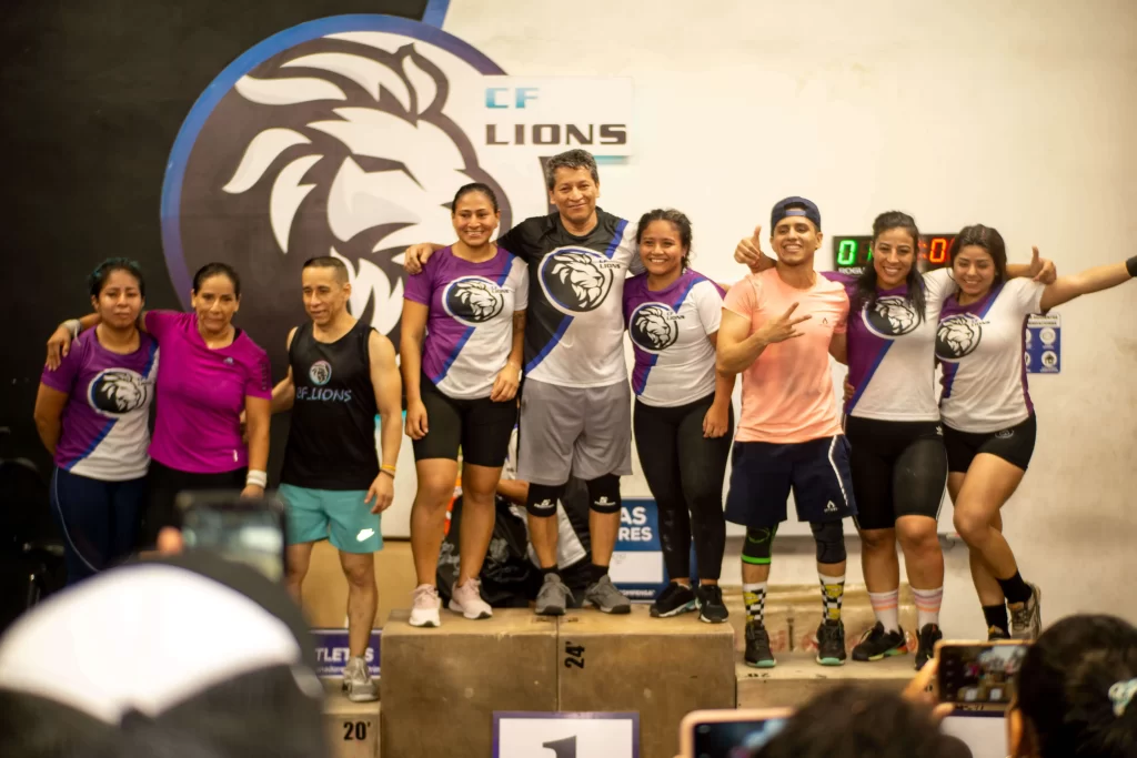 Ganadores en el podio después de competir en el evento de fin de año de crossfit 