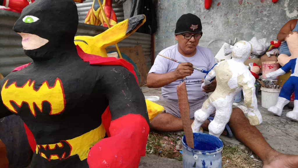 Los monigotes de Ecuador son una expresión única de la cultura y la historia del país. Estas figuras de tamaño natural, creadas por artistas locales, representan a personajes icónicos de la cultura ecuatoriana y de cada una de las ciudades donde se encuentran.