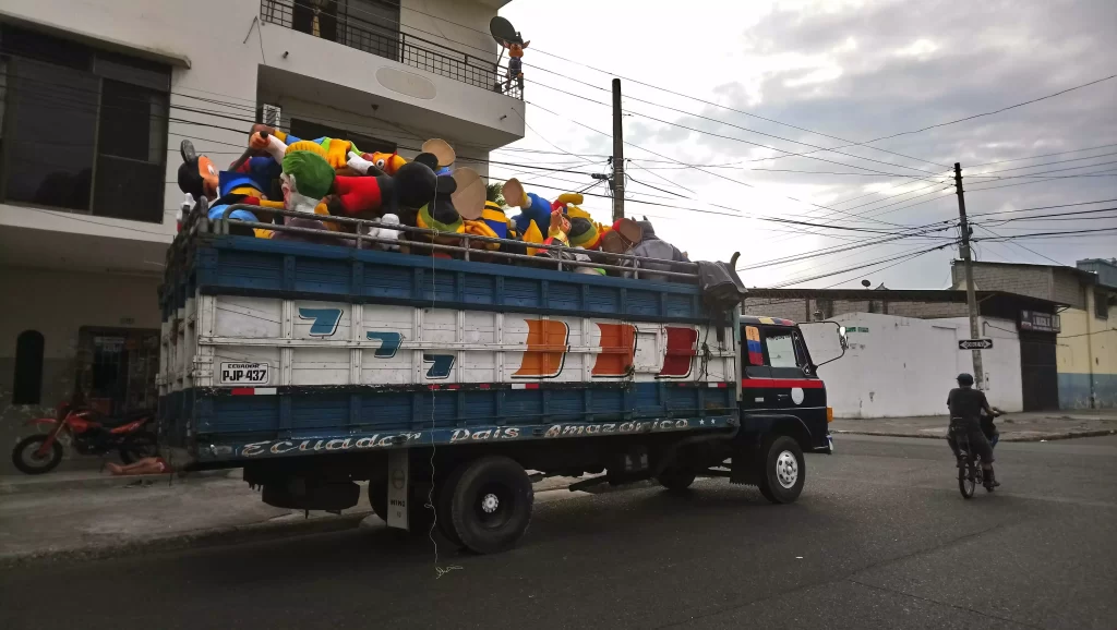 Los monigotes de Ecuador son una expresión única de la cultura y la historia del país. Estas figuras de tamaño natural, creadas por artistas locales, representan a personajes icónicos de la cultura ecuatoriana y de cada una de las ciudades donde se encuentran.