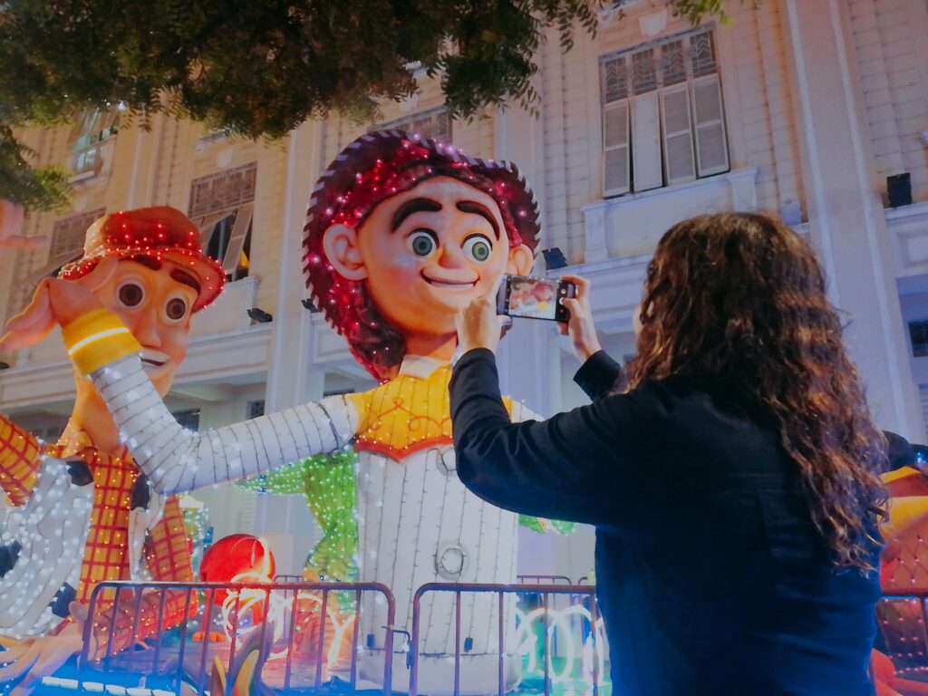 Daniela Marques fotografiando monigotes con luces en la Plaza de la Administración